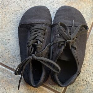 Bearfoot Black Canvas Sneakers. Size 5.5